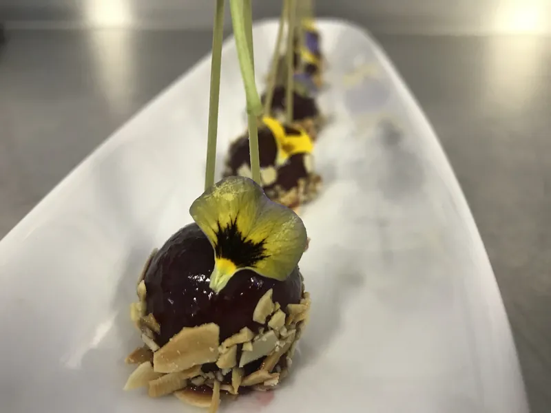 Bouchées apéritives laquées aux éclats d'amandes et fleurs comestibles