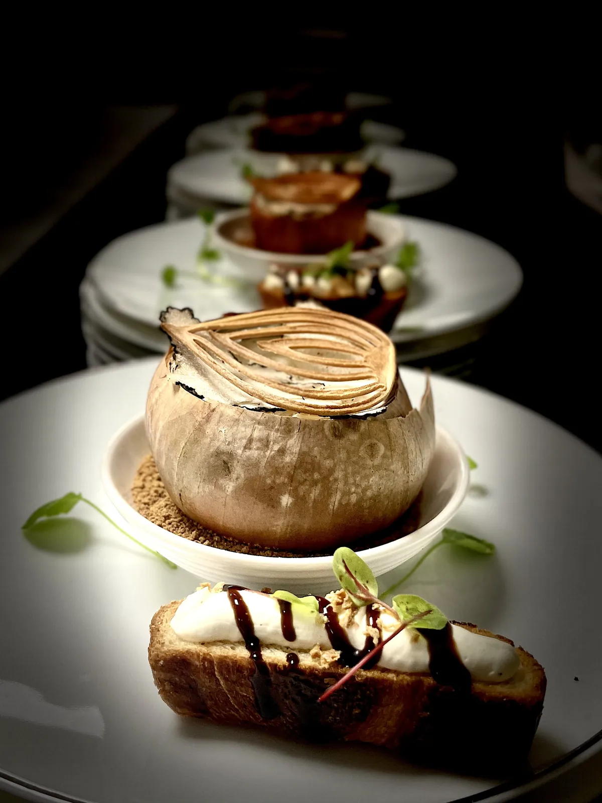 Oignon doux rôti et garni, plat signature de Chefsaveur, traiteur dans les Yvelines