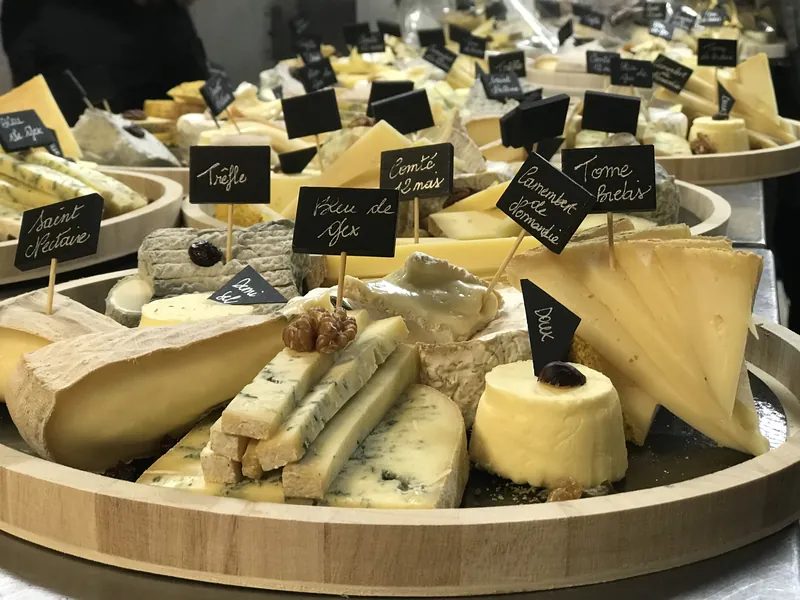 Plateaux de fromages affinés préparés pour un buffet de réception