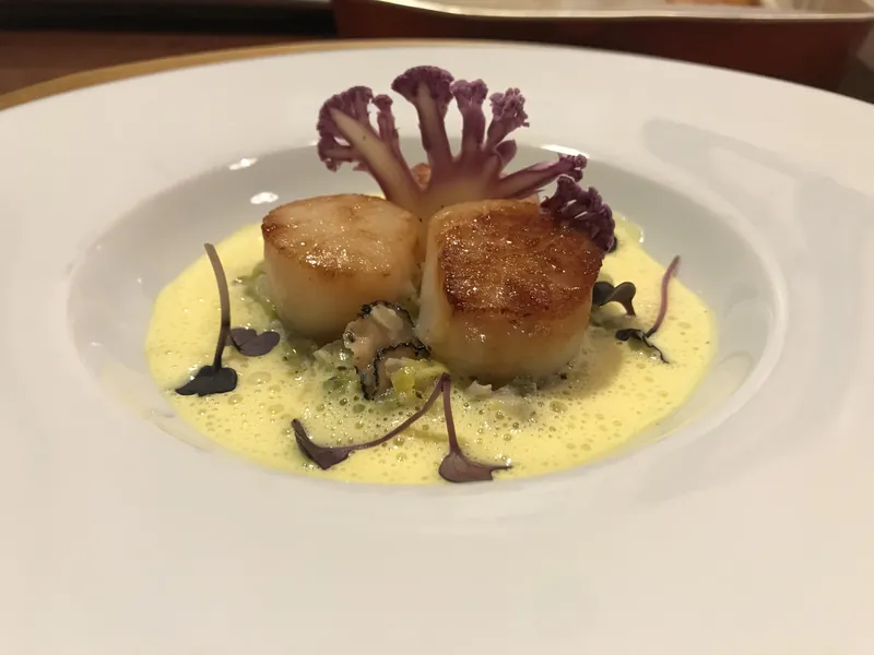 Noix de Saint-Jacques poêlées, émulsion légère et chou-fleur violet