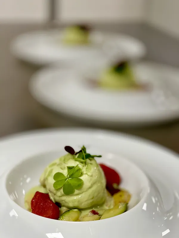 Entrée fraîcheur : sorbet aux herbes sur légumes croquants et tomates confites