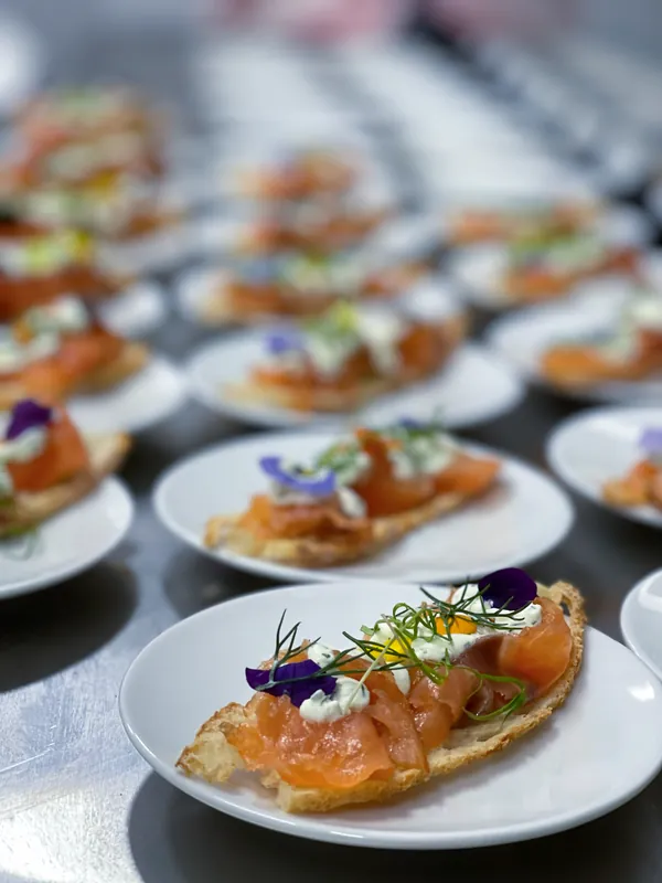 Toasts de saumon gravlax à la crème d'herbes, service cocktail par Chefsaveur, traiteur dans les Yvelines